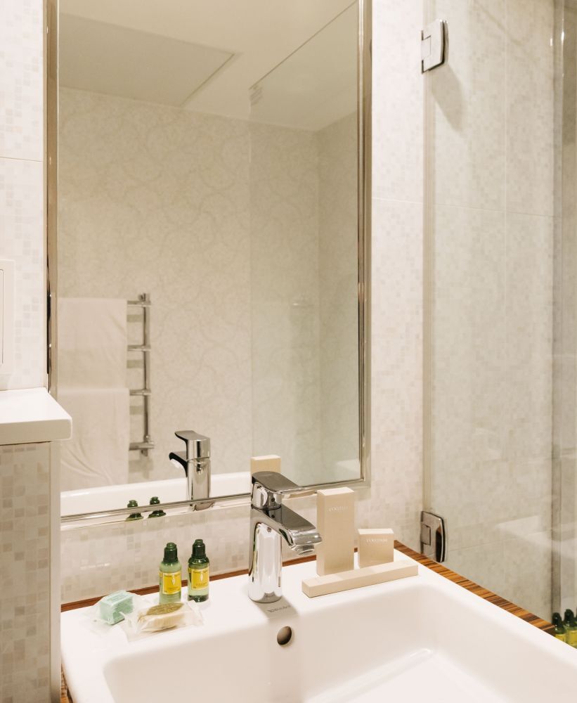 Le Parisis Hotel - Bathroom